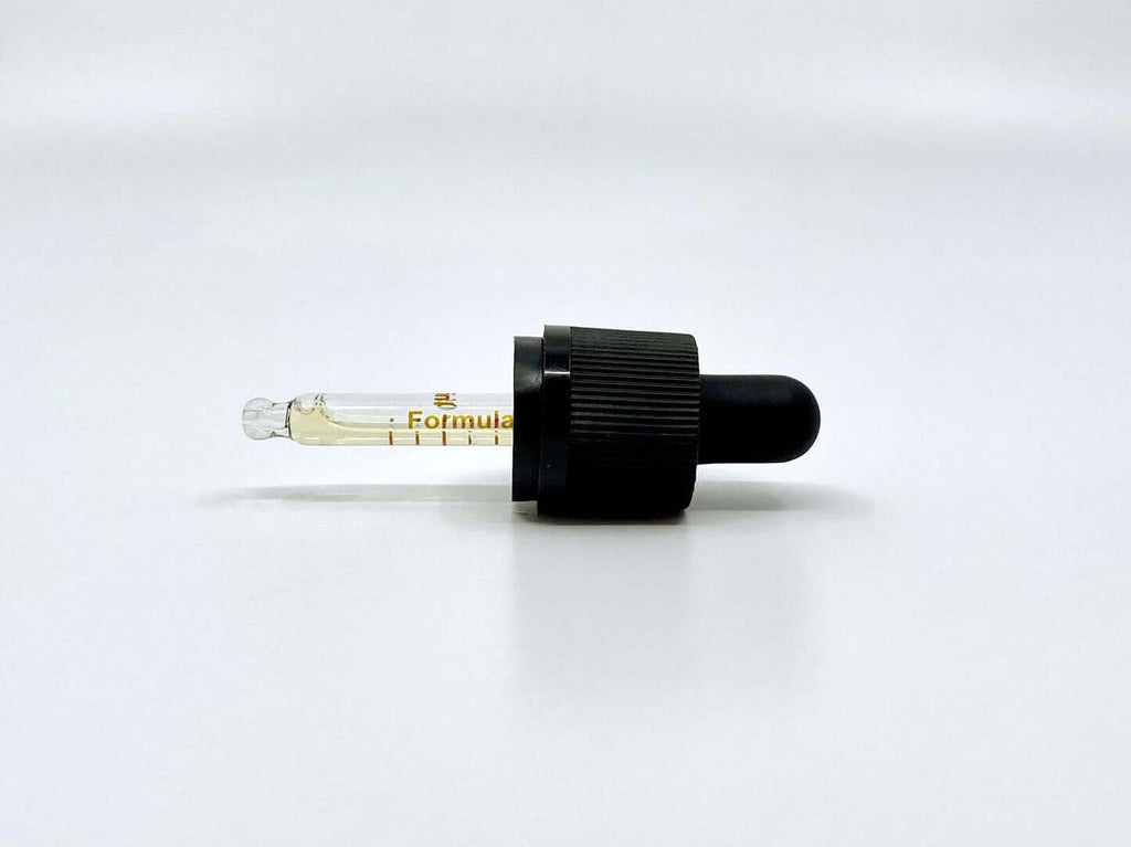 Pipette med CBD olie i olivenolie på hvid baggrund