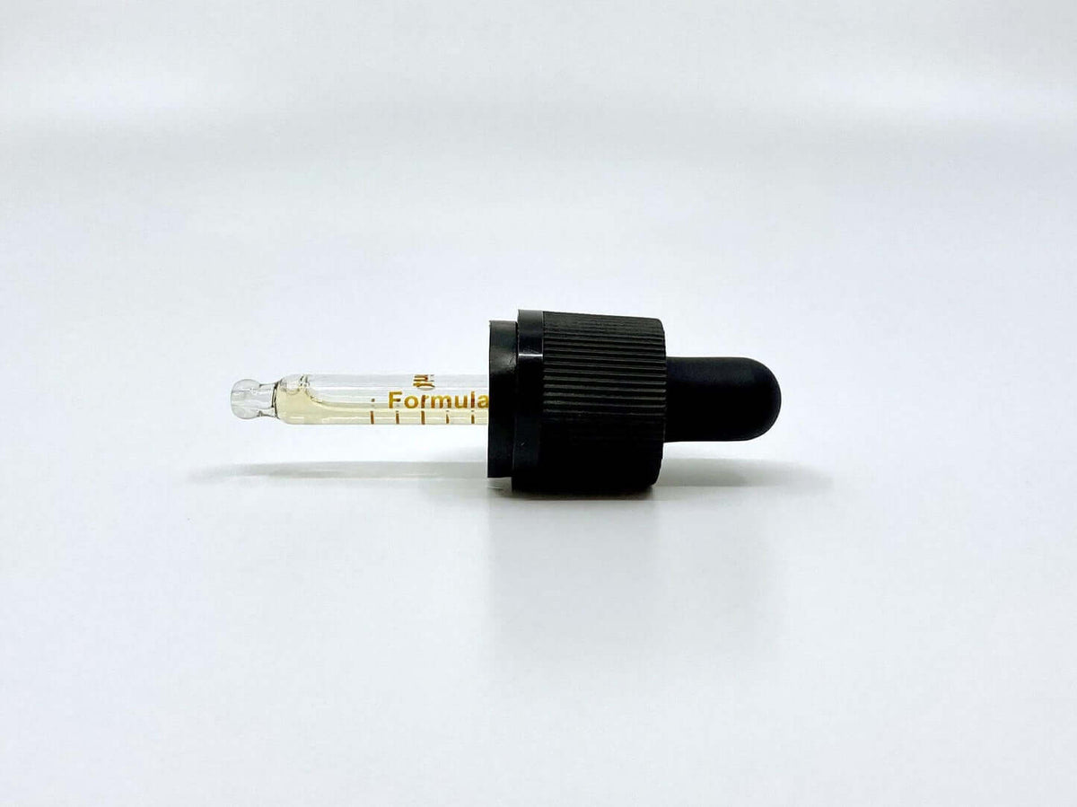 Pipette med RAW CBD olie på hvid baggrund